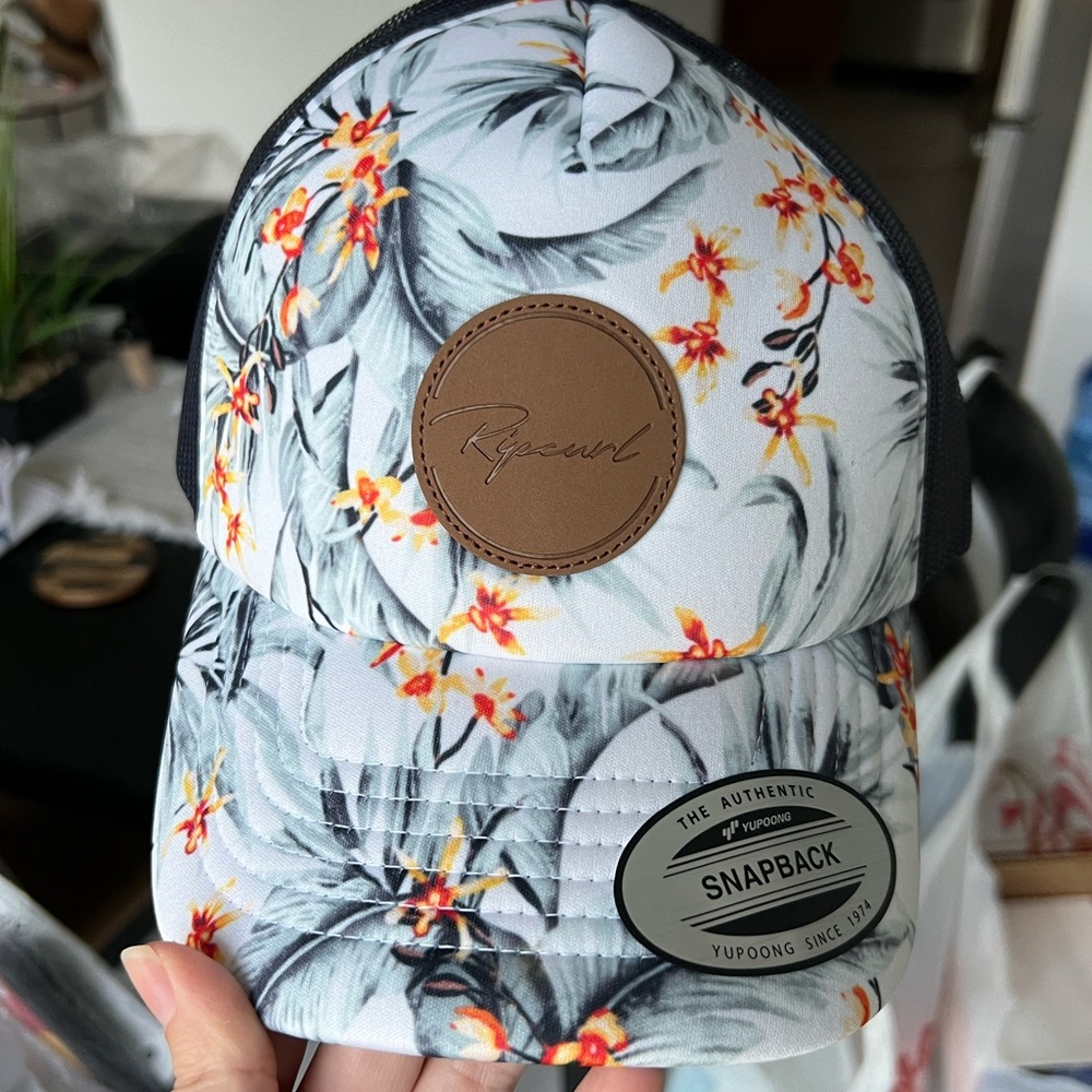 NWT- RIP CURL Womens Diamond Bay Floral Trucker Hat cat